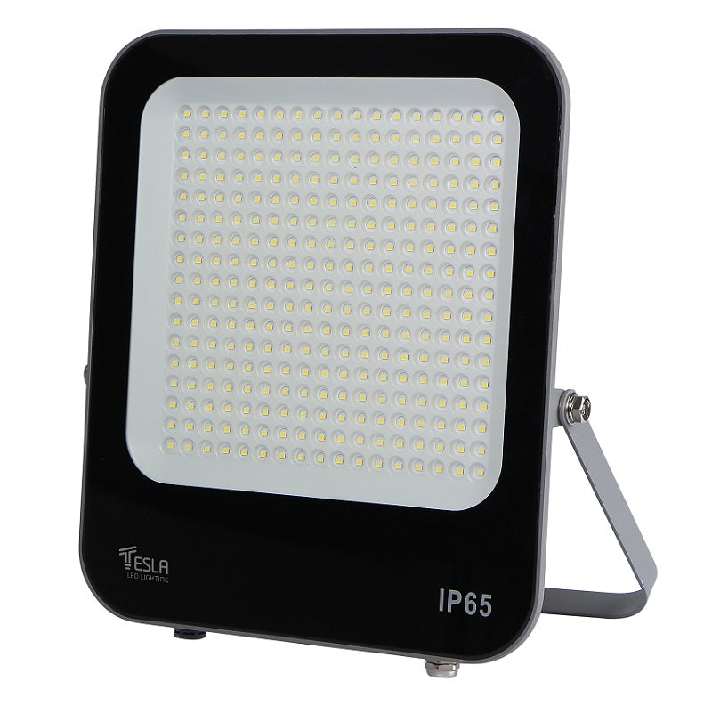 פנס לד עומד, רקע לבן. טקסט: TESLA LED LIGHTING IP65